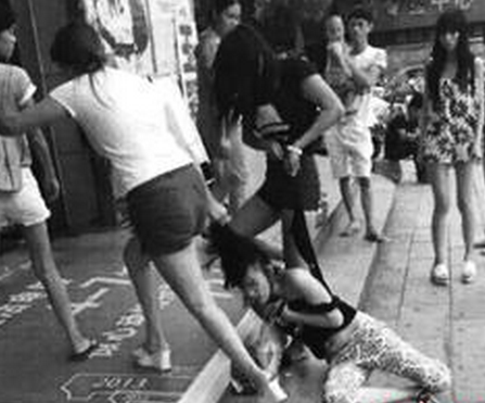情人被打