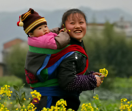背小孩