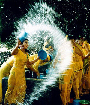 泼水