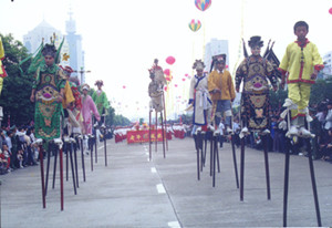 踩高跷