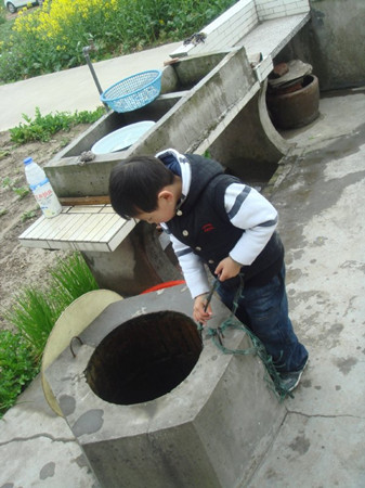 从井里打水