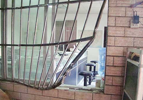 家里门窗被撬