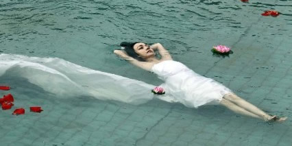 在水中飘