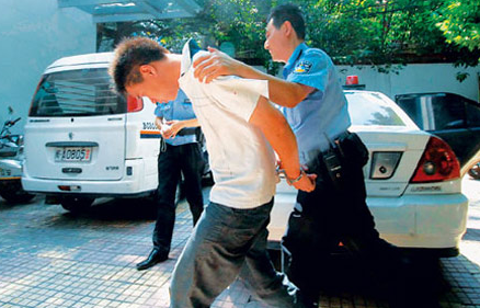 被警察抓