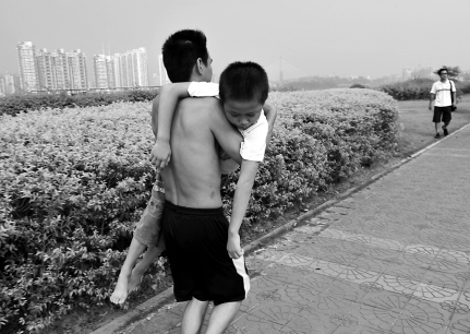 抱小男孩