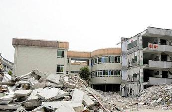 校舍在地震中倒塌